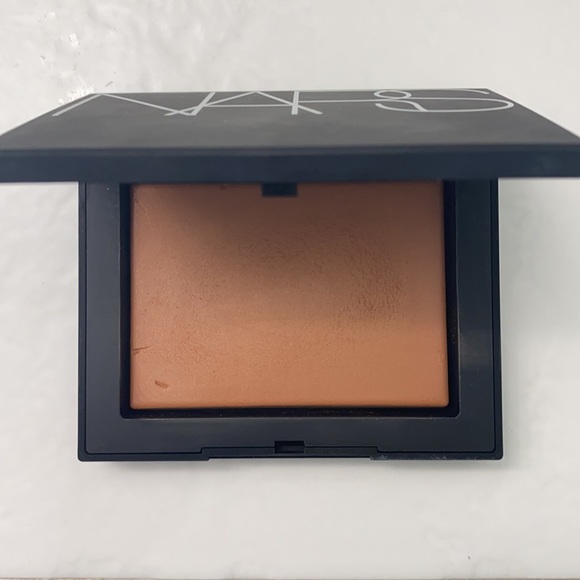 NARS Light Reflecting Pressed Setting Powder - Picture 3 of 6